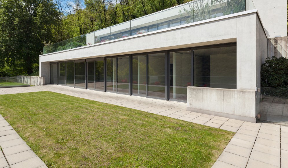 Pavimento de hormigón gran formato en terraza Terraza de vivienda moderna en pavimento de hormigón de gran formato junto al césped — Toledo