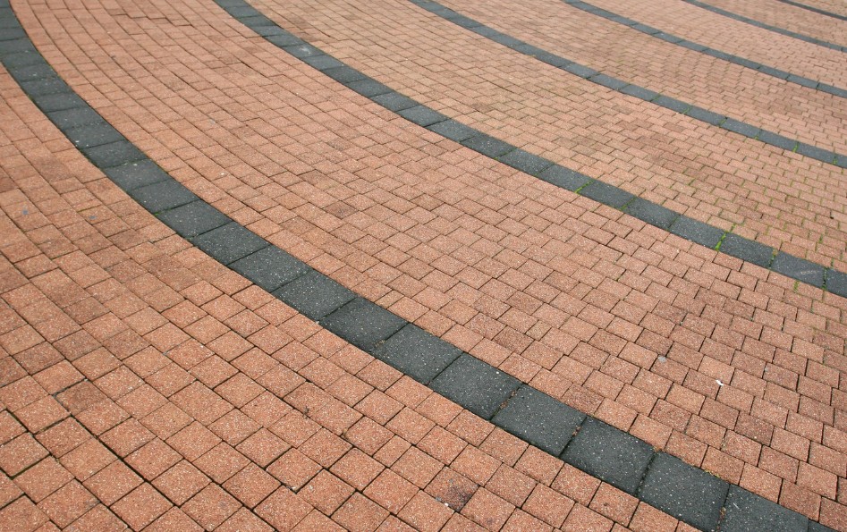 Adoquín impreso en zona pública Pavimento de adoquín de hormigón impreso bicolor con cenefas en plaza peatonal — Toledo